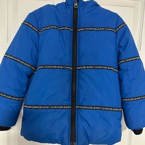 CALVIN KLEIN BOYS HOODED LOGO-TAPE BUBBLE JACKET SIZE 5/6